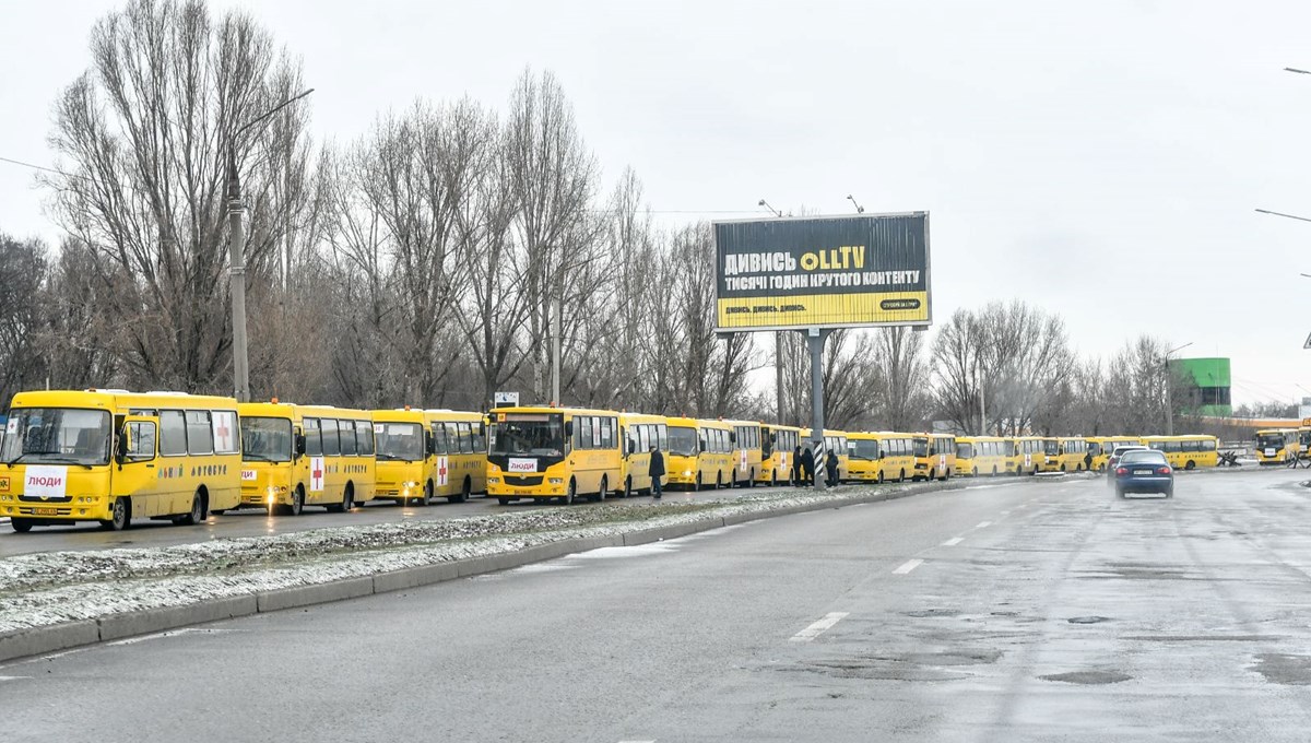 Otobüsler Mariupol'deki sivillerin tahliyesi için hazır bekliyor