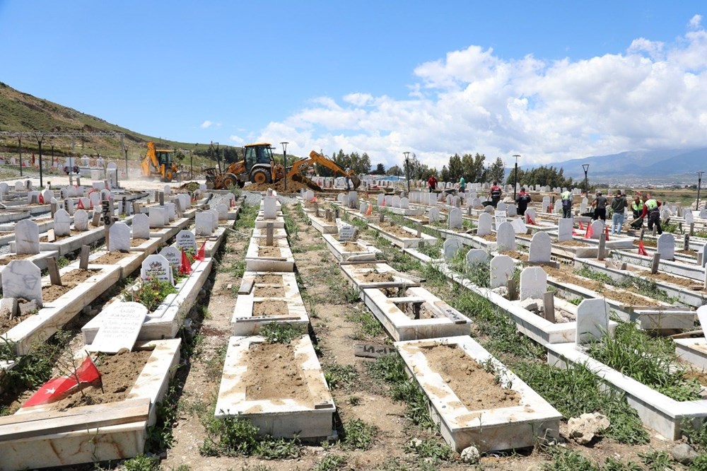 Hatay’da şiddetliyağış deprem mezarlığına zarar verdi - 2