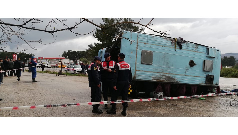 Tarım işçilerini taşıyan midibüs devrildi: 2 ölü, 11 yaralı