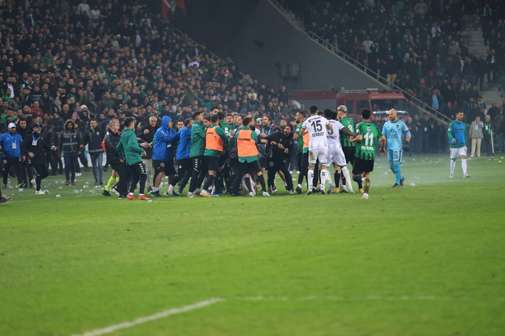 Sakaryaspor-Kocaelispor maçında ortalık karıştı, maç 15 dakika uzadı - 9