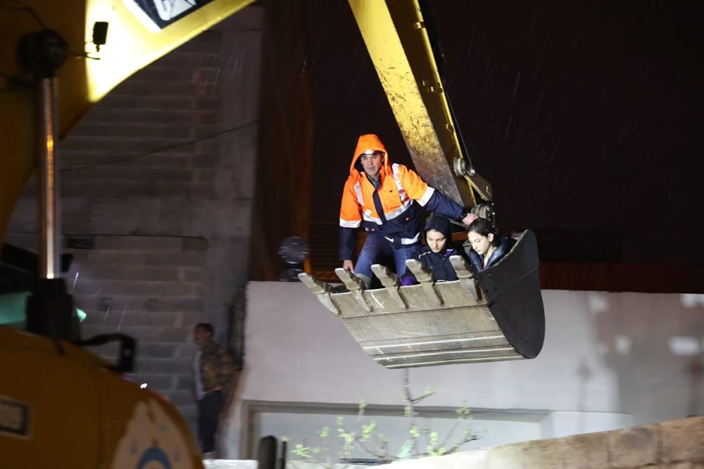 Şanlıurfa'da sağanak: Mahsur kalanlar kepçeyle kurtarıldı - 7