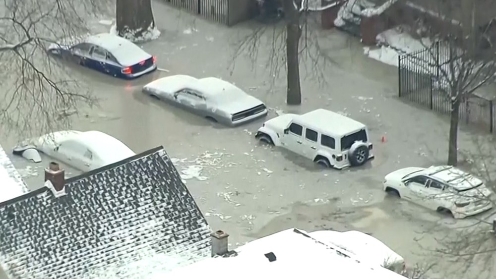 Yüz yıllık su borusu patladı, araçlar donan suyun içinde kaldı - 1