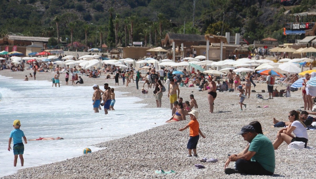 Ölüdeniz’de plajlarda sezon hareketliliği başladı