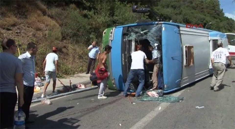 Beykoz'da özel halk otobüsü devrildi - 2