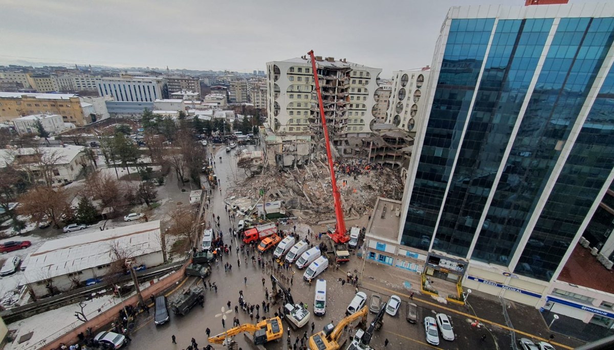 Depremde 89 kişiye mezar olan Galeria Sitesi için Depremde 89 kişiye mezar olan Galeria Sitesi için