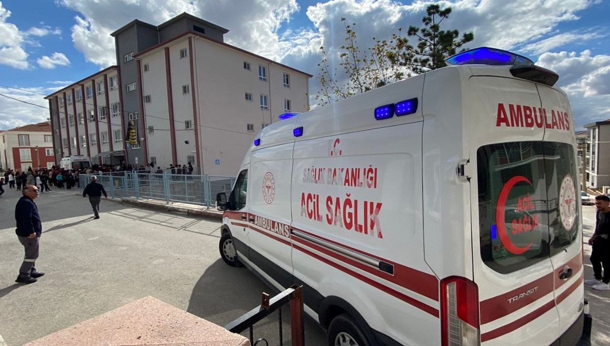 Tavuk döner yediler, zehirlendiler: 30 öğrenci hastanelik oldu