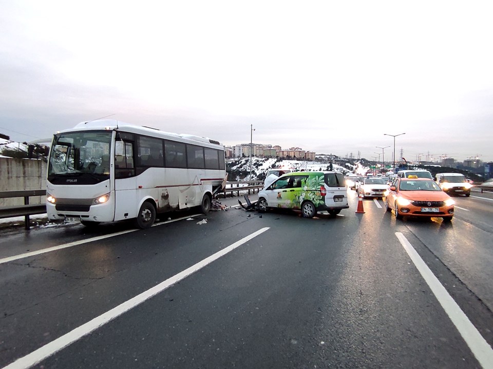 TEM'de trafiği kilitleyen kaza (İstanbul trafiğinde son durum) - 1