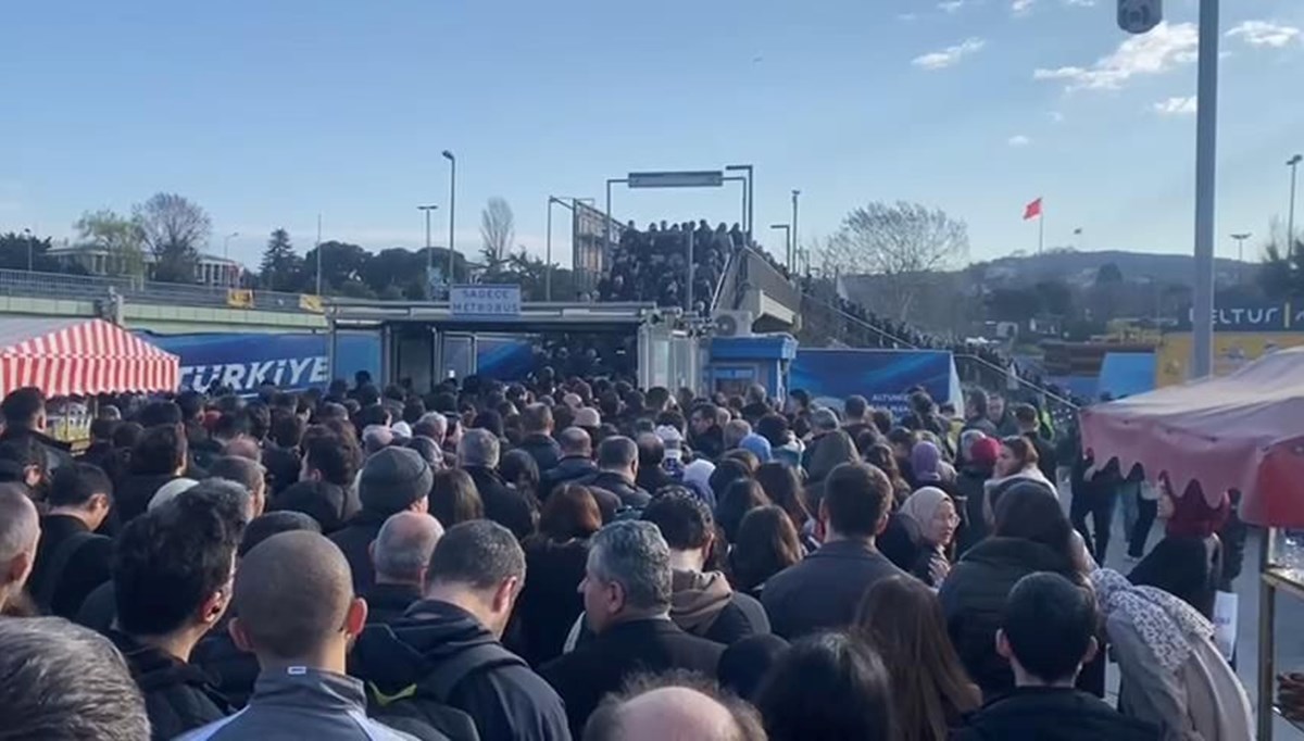 Altunizade'de metrobüs arızası: Duraklarda yoğunluk oluştu