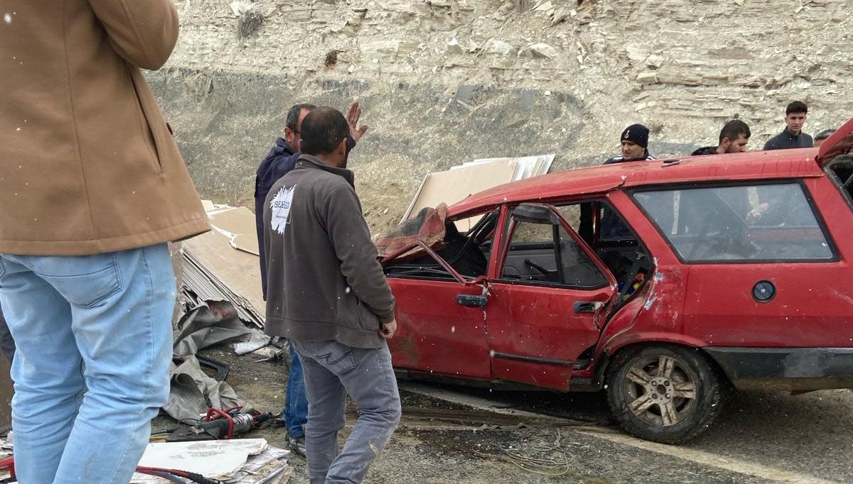 Kaygan yolda feci kaza: TIR devrildi, alçıpanlar otomobilin üzerine düştü