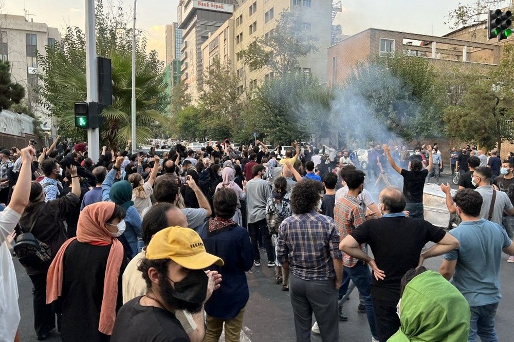 İran'da Mahsa Amini'nin ölümüne ilişkin prostolar sürüyor: 5 gösterici öldü - 2