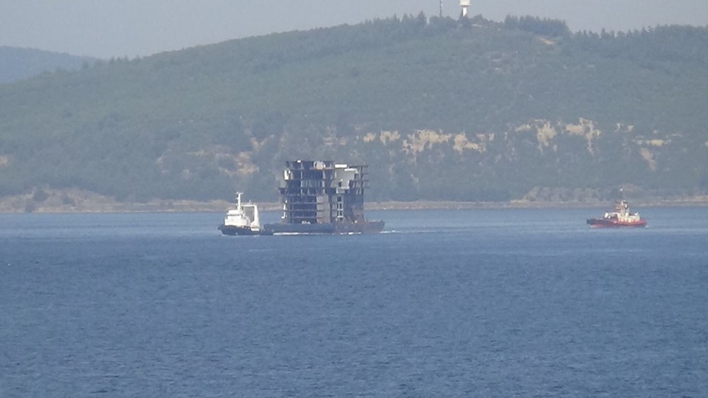 Çanakkale Boğazı'ndan 'apartman' görünümlü platform geçti - 5