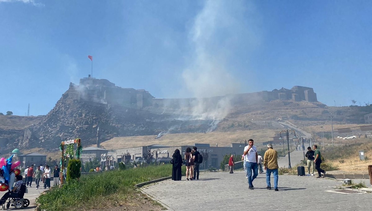 Kars Kalesi'nde yangın