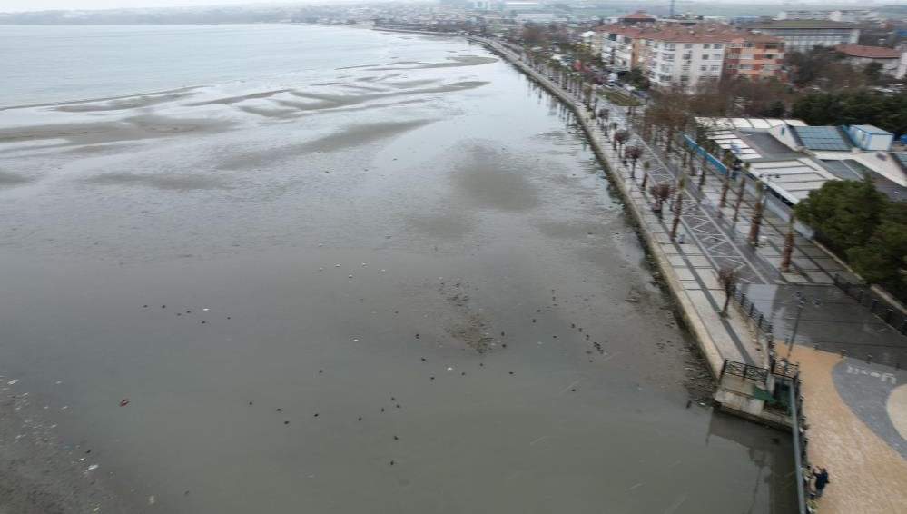 Silivri'de tedirgin eden görüntü: Deniz 150 metre çekildi