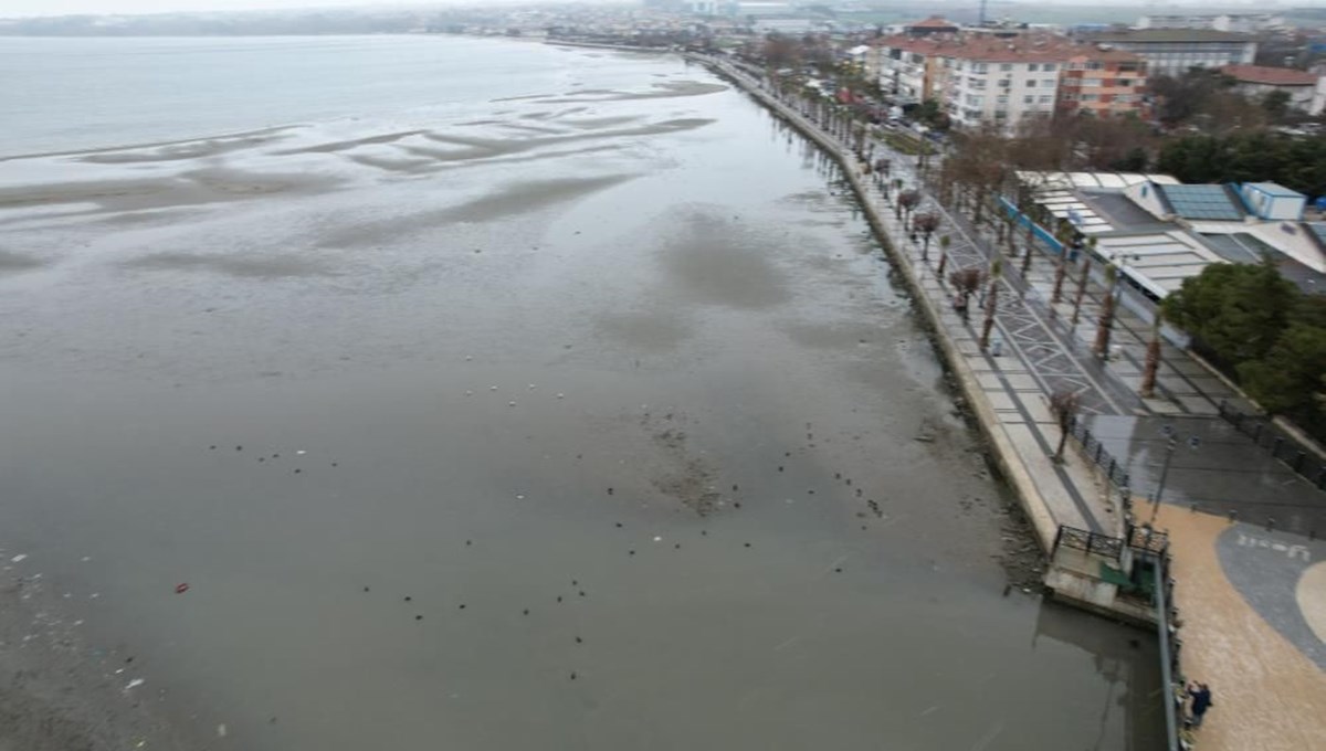Silivri'de tedirgin eden görüntü: Deniz 150 metre çekildi Silivri'de tedirgin eden görüntü: Deniz 150 metre çekildi