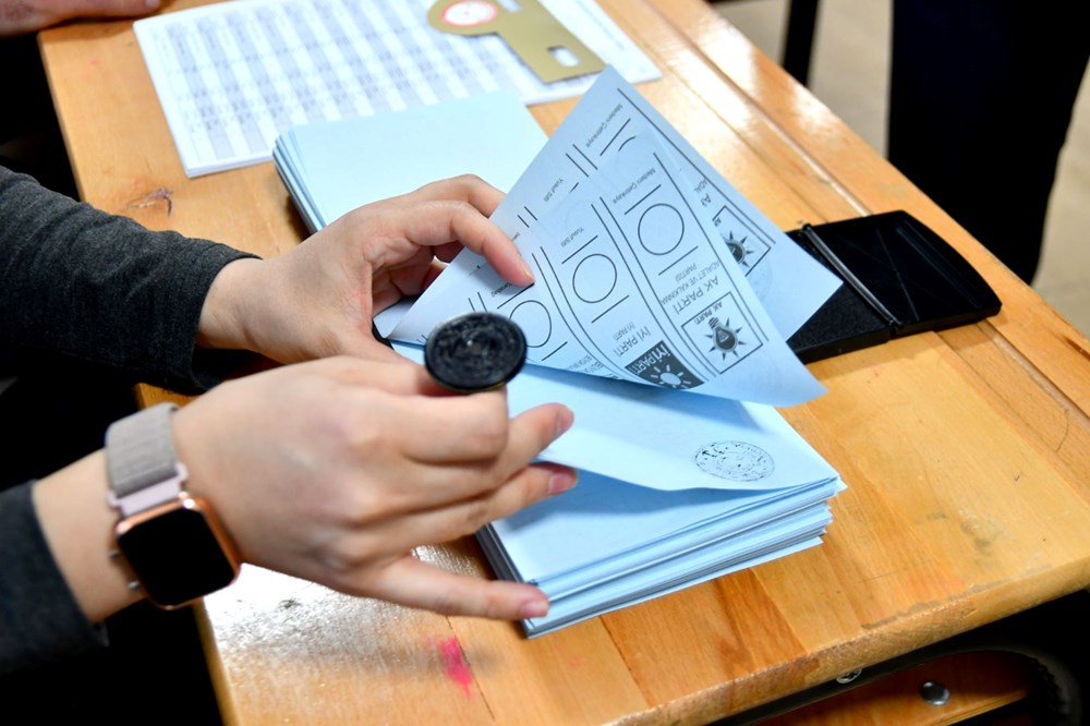 تركيا اليوم من فاز في المدن الكبرى؟ فاز حزب الشعب الجمهوري بـ 14 مقعدًا، بينما فاز حزب العدالة والتنمية بـ 12 من فاز في المدن الكبرى؟ فاز حزب الشعب الجمهوري بـ 14 مقعدًا، وفاز حزب العدالة والتنمية بـ 12 مدينة حضرية - 25