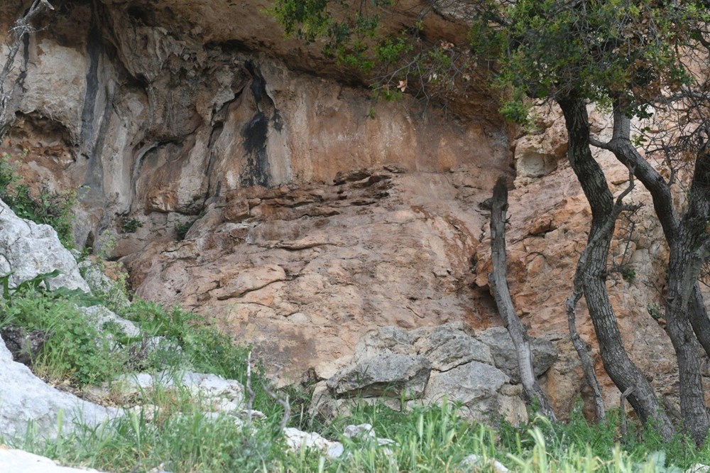 Mersin’de bir mağarada bulunan 8 bin yıllık kaya resimleri koruma altına alınıyor - 8