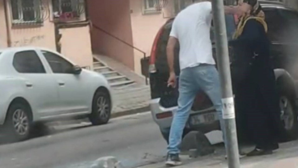 Sokak ortasında annesini tekme ve yumrukla dövdü - 1
