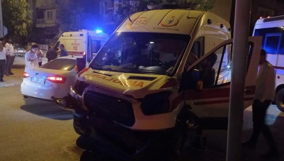 Burdur’da ambulans ile otomobil çarpıştı Burdur’da ambulans ile otomobil çarpıştı