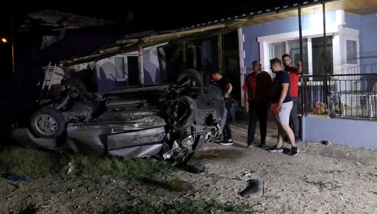 Otomobil evin bahçesine devrildi: 2 yaralı Otomobil evin bahçesine devrildi: 2 yaralı