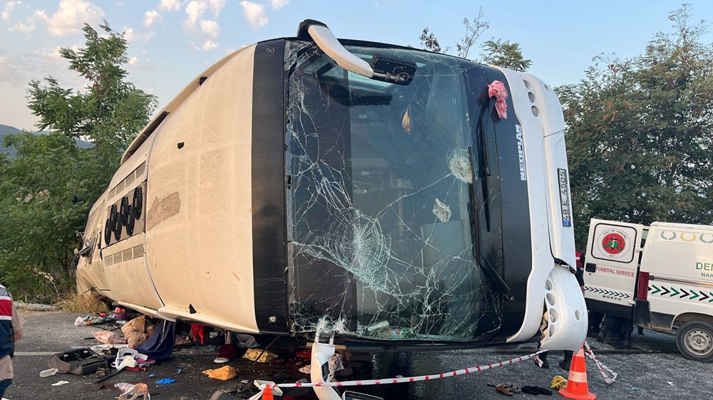 Denizli'de kum yüklü kamyon otobüse çarptı: 6 kişi öldü, 43 kişi yaralandı - 3
