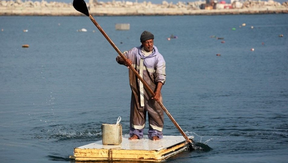 Gazzeli balıkçı buzdolabı kapağından sal yaptı