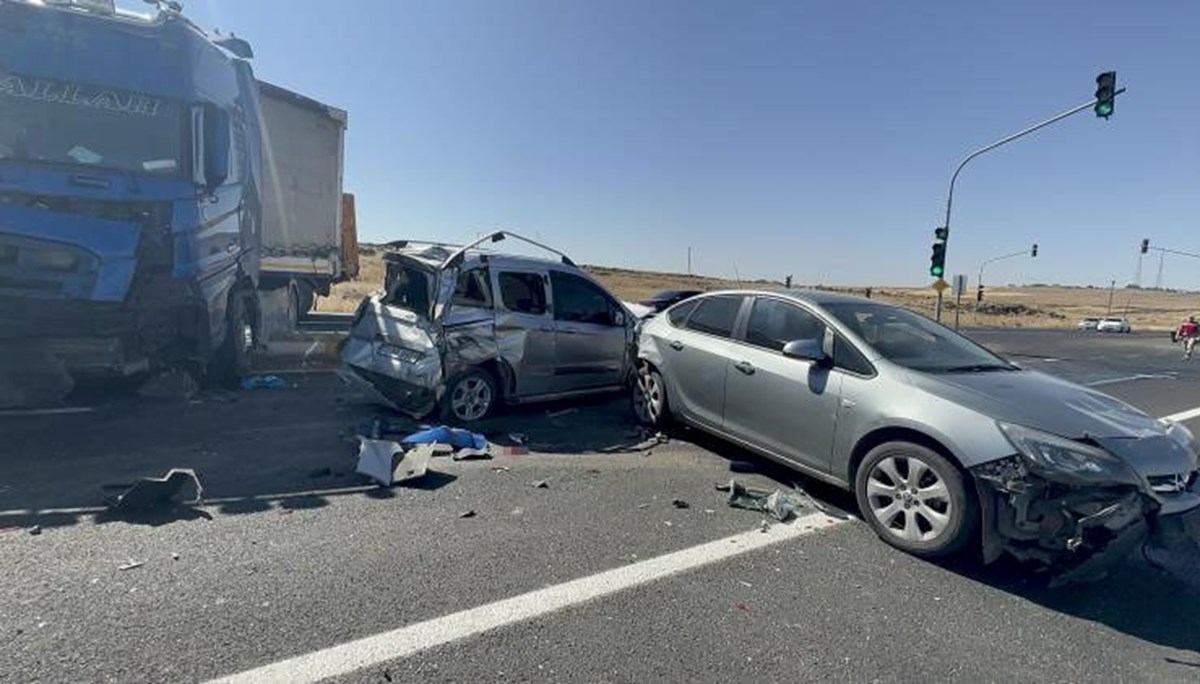 Hızını alamayan TIR, kırmızı ışıkta bekleyen araçlara çarptı: 6 yaralı