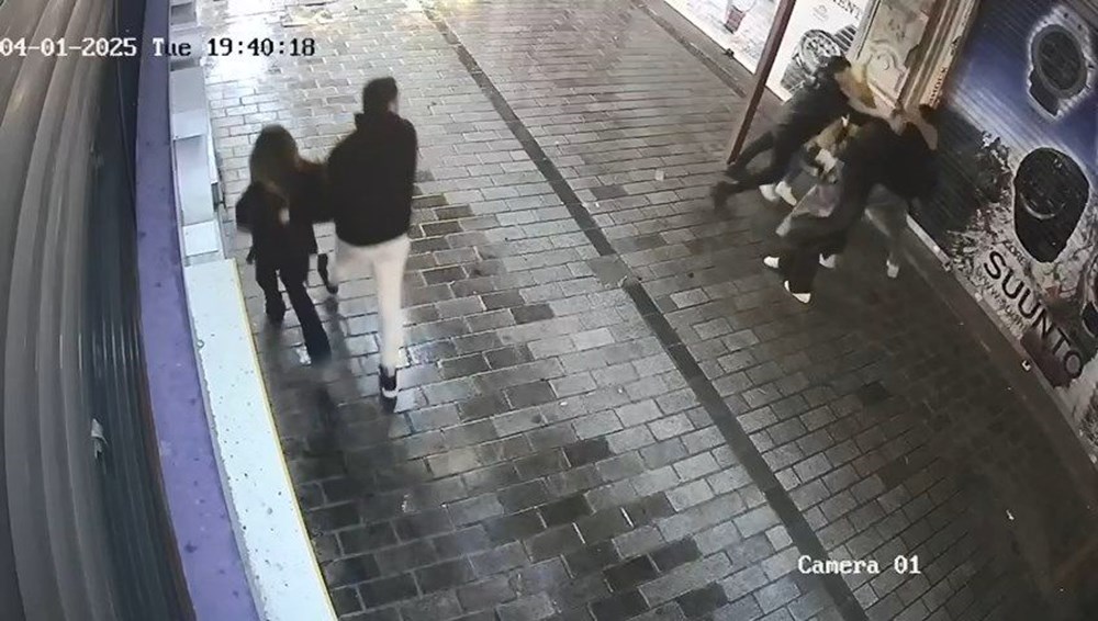 İstanbul'da sokak ortasında kadına şiddet: Bekçi saldırganı vurdu - 1