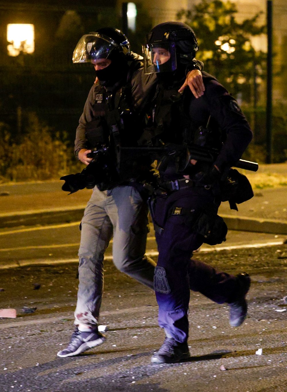 Fransa'da olaylar dinmiyor, sokağa çıkma yasağı getirildi - 7