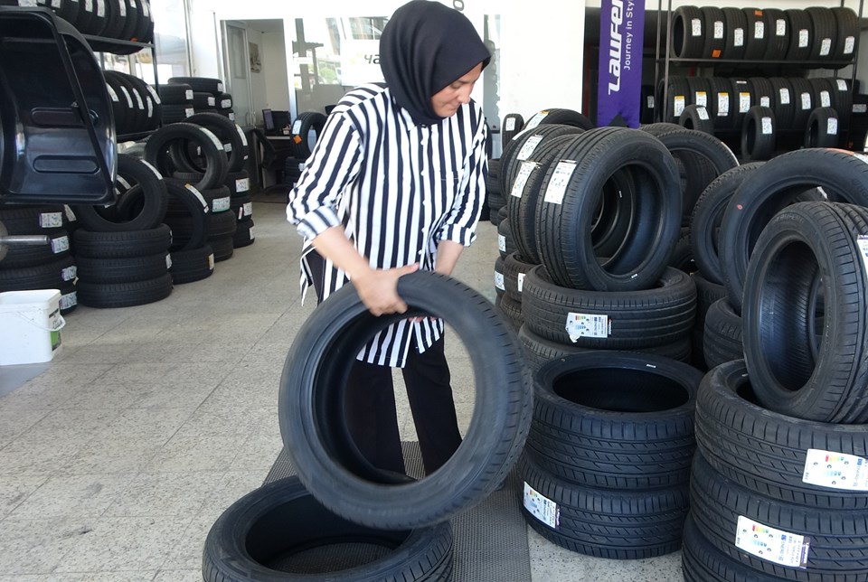 "Kadınlar yapamaz" diyenlere inat 24 yıldır lastik tamiri yapıyor - 1