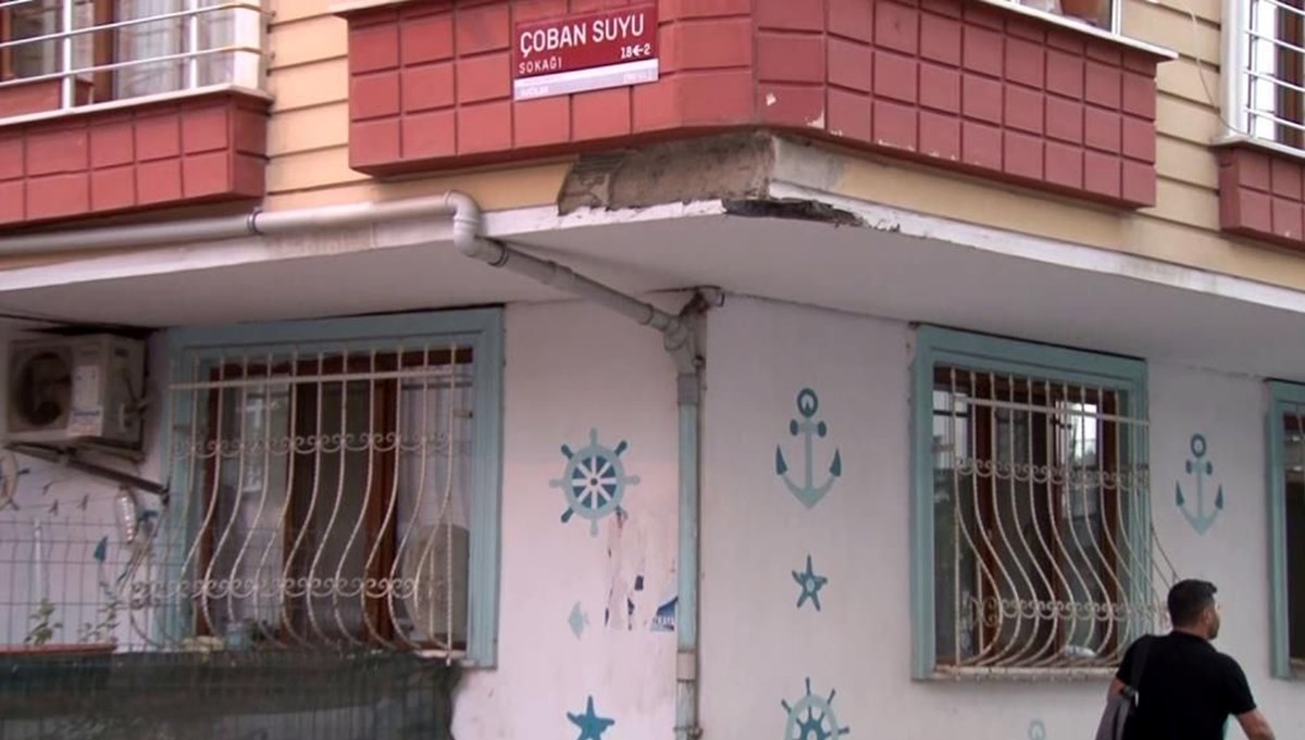 Hafriyat kamyonu binaya çarptı Hafriyat kamyonu binaya çarptı