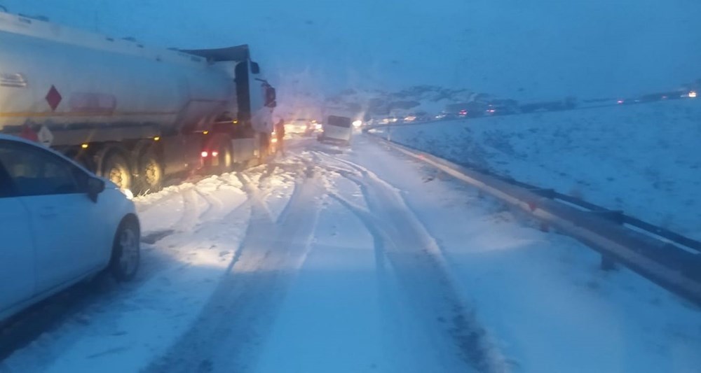 Van'da mayıs ayında kar esareti: Güzeldere Geçidi trafiğe kapatıldı - 2