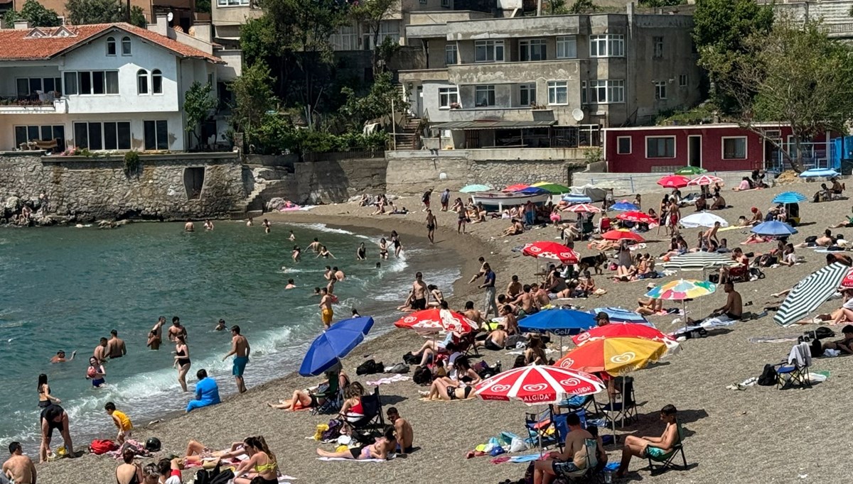 Sıcak havayı gören halk plajına akın etti Sıcak havayı gören halk plajına akın etti