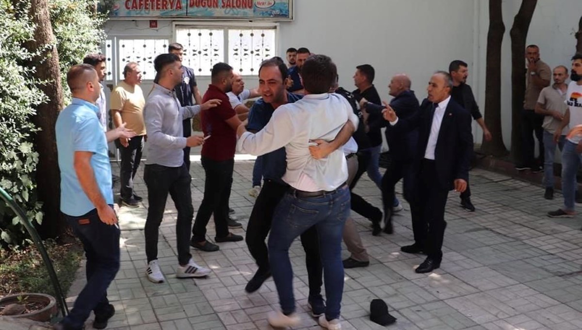 Siirt'te CHP kongresinde kavga: Sandalyeler havada uçuştu Siirt'te CHP kongresinde kavga: Sandalyeler havada uçuştu