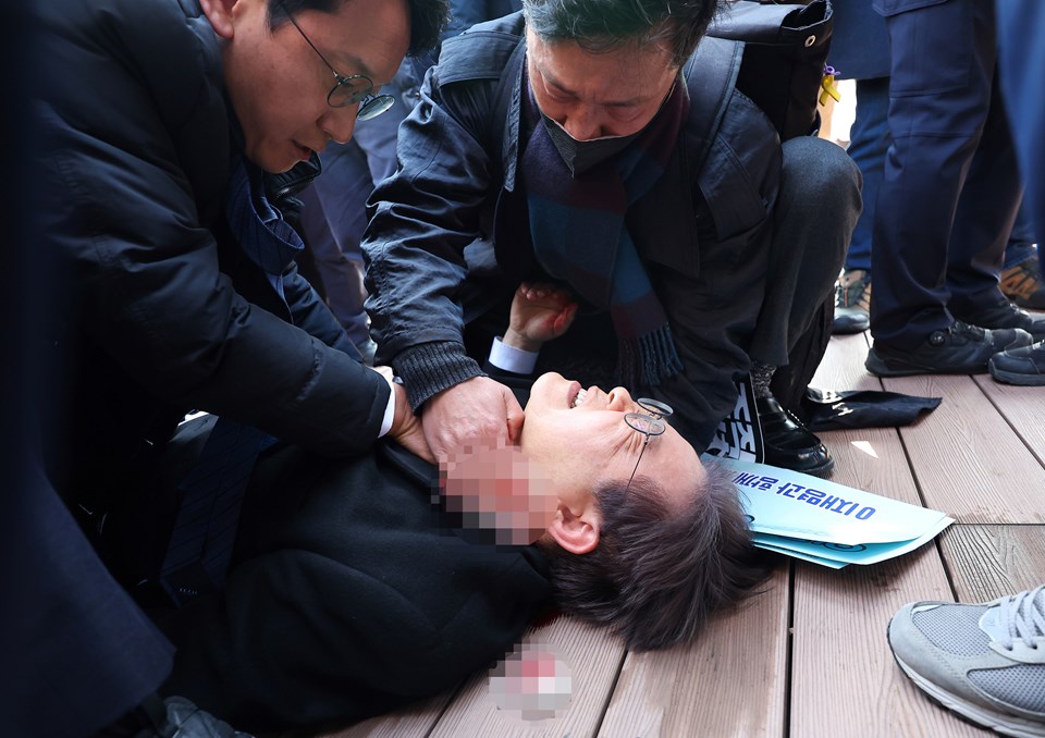 Güney Kore'de ana muhalefet liderine bıçaklı saldırı - 1