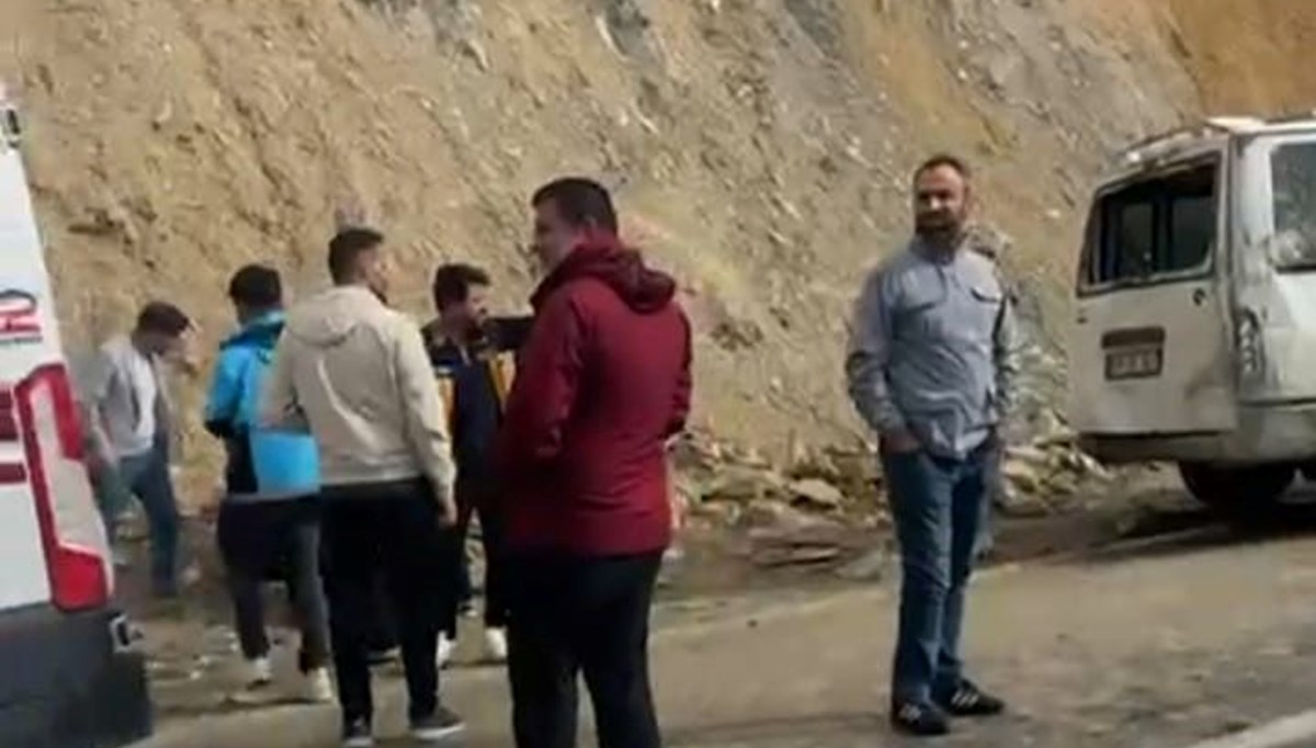Hakkari'de kontrolden çıkan minibüs takla attı: 6 yaralı Hakkari'de kontrolden çıkan minibüs takla attı: 6 yaralı