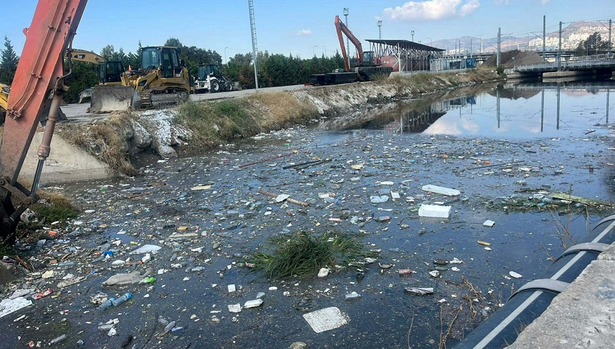 Deredeki atıklar kötü koku yaydı