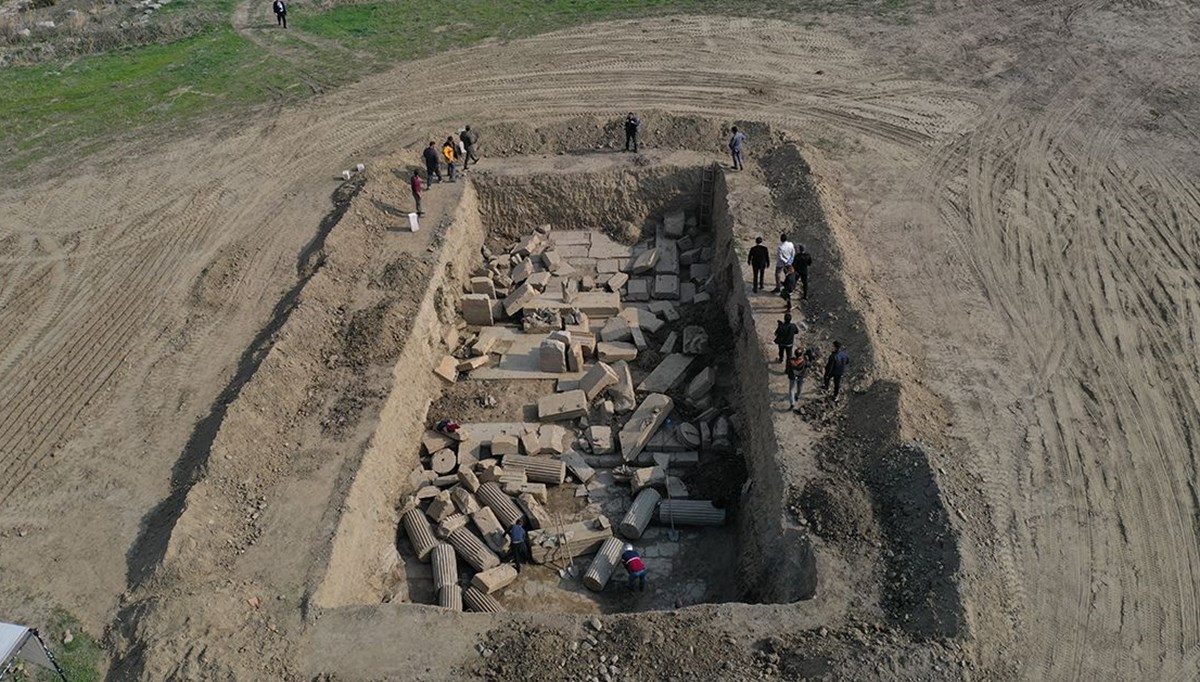 Aydın'ın Magnesia Antik Kenti'ndeki 'Zeus Tapınağı'nın üçte ikilik kısmı ortaya çıktı