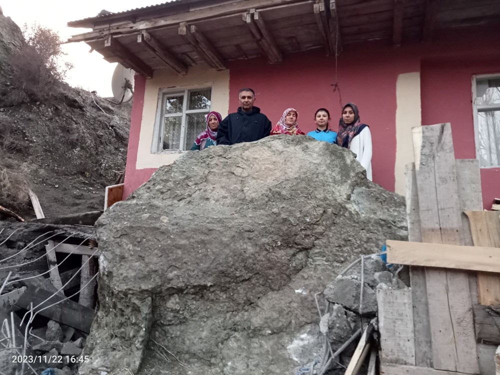 Dağdan kopan kaya balkona girdi - 9
