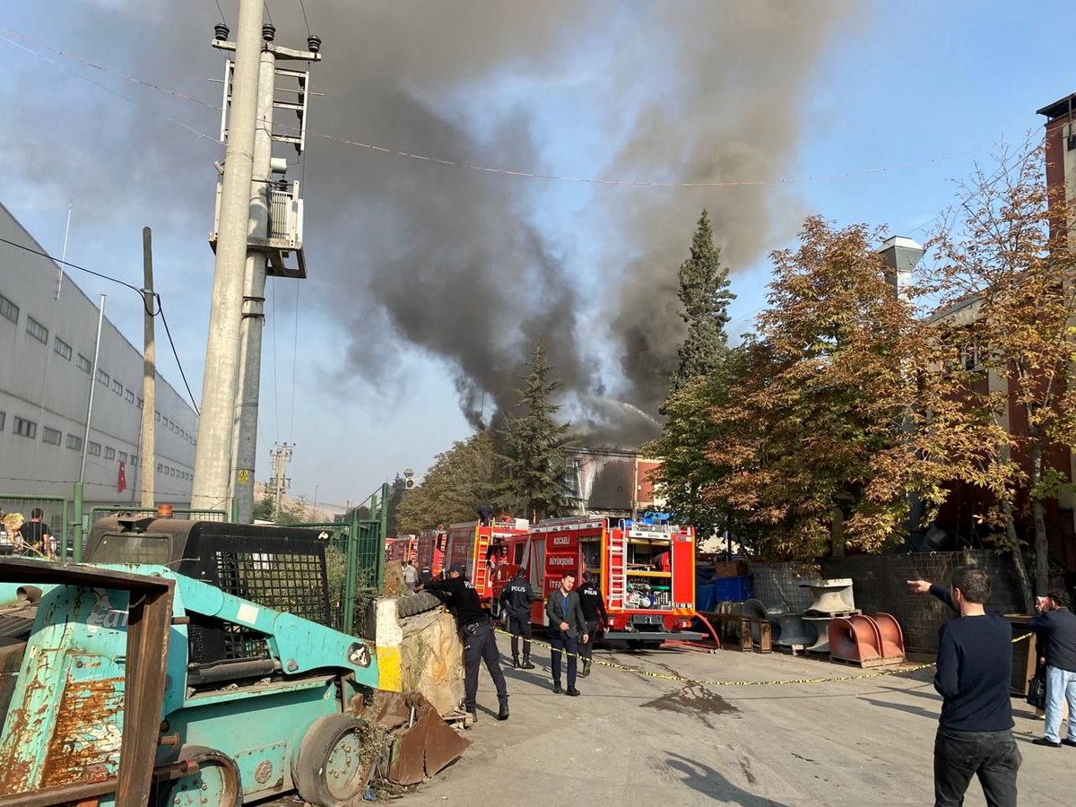 Kocaeli’de fabrika yangını: 1’i ağır 3 yaralı