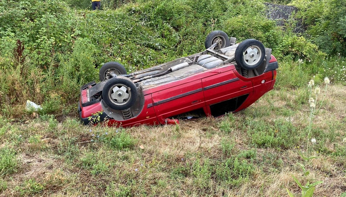 Kocaeli'de otomobil araziye uçtu