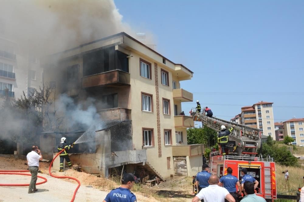3 katlı binada yangın (1’i bebek 3 kişi son anda kurtarıldı) - 2