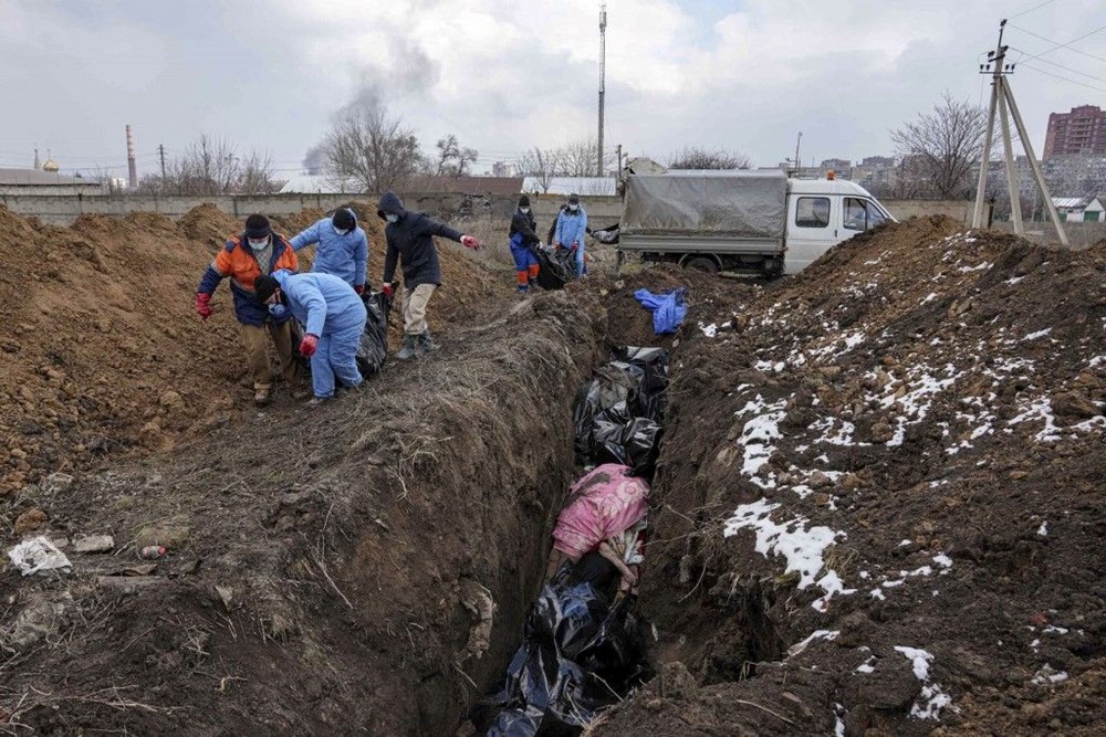Rusya-Ukrayna  Savaşı'nın en acı fotoğrafları: Ölülerini gömemeyen halk toplu mezarlar kazıyor - 4