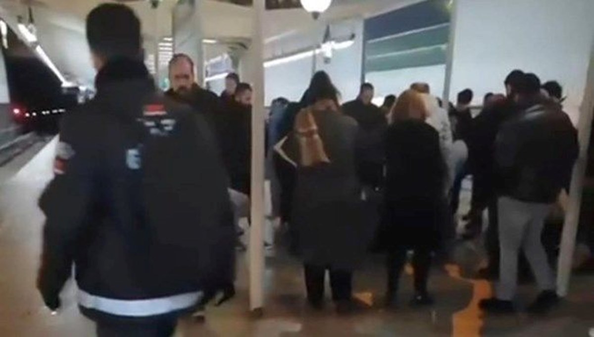 İzmir'de metro istasyonunda çıkan bıçaklı kavgada 2 tutuklama İzmir'de metro istasyonunda çıkan bıçaklı kavgada 2 tutuklama