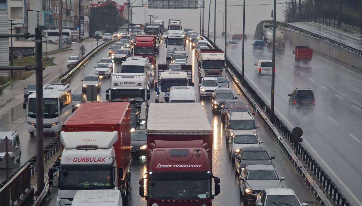 TIR köprünün altına sıkıştı, D-100 ulaşıma kapandı