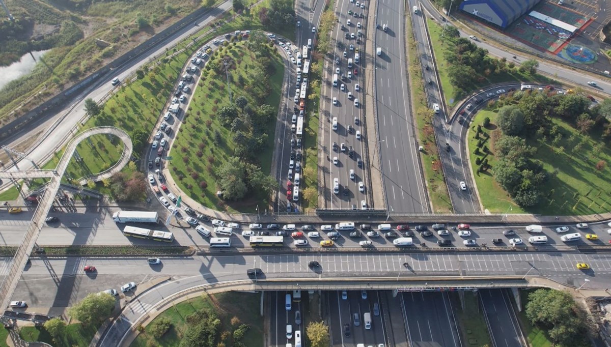 İstanbul'un sabah trafiğinde okul yoğunluğu