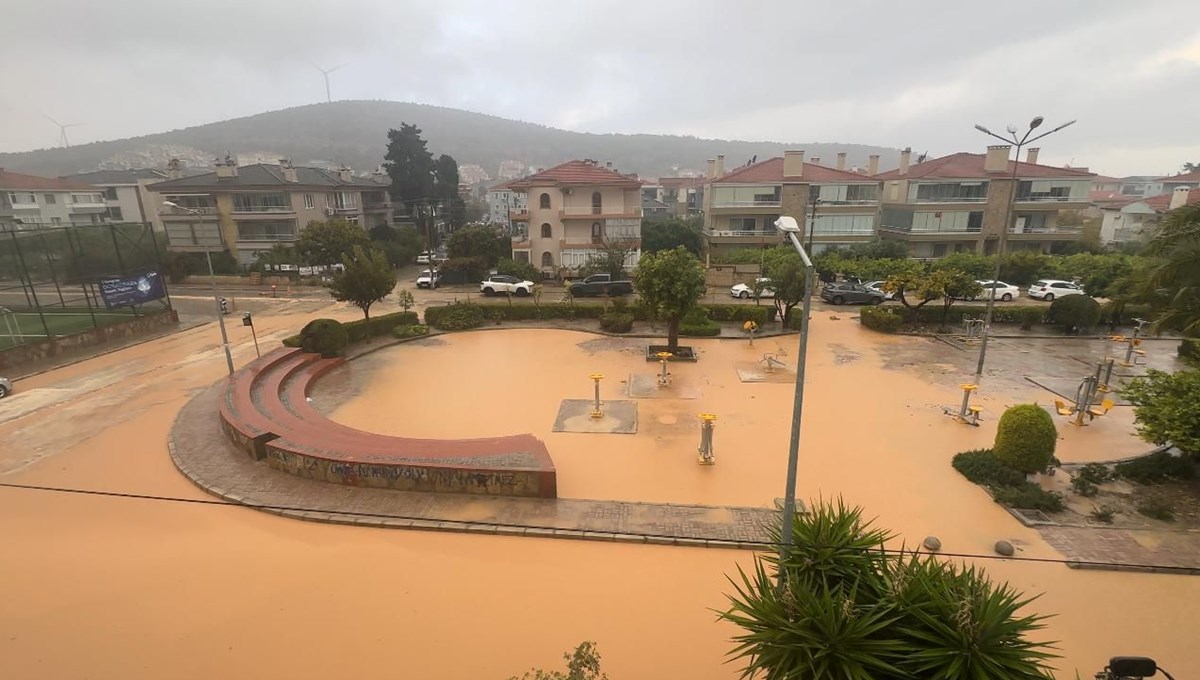 Çeşme'de sağanak: Liman girişini su bastı