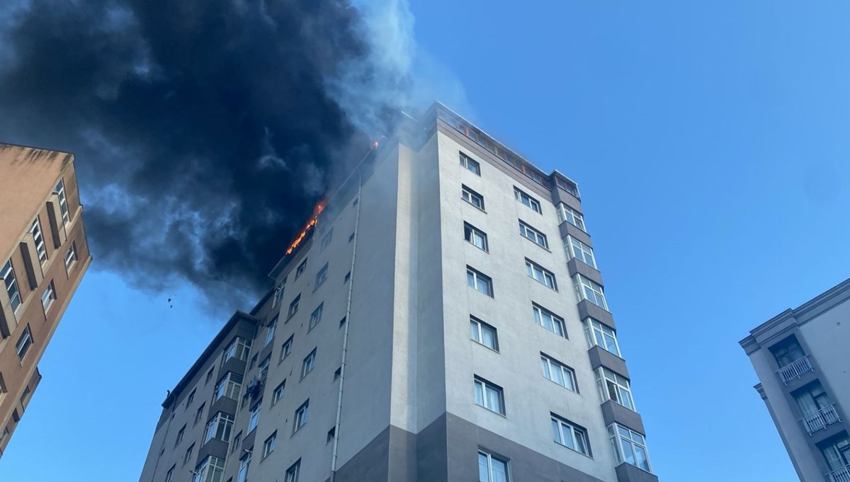 Kağıthane'de 12 katlı binanın çatısında yangın Kağıthane'de 12 katlı binanın çatısında yangın
