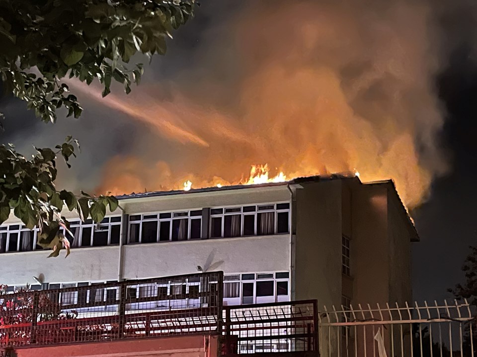 İzmir'de okul çatısında yangın - 1