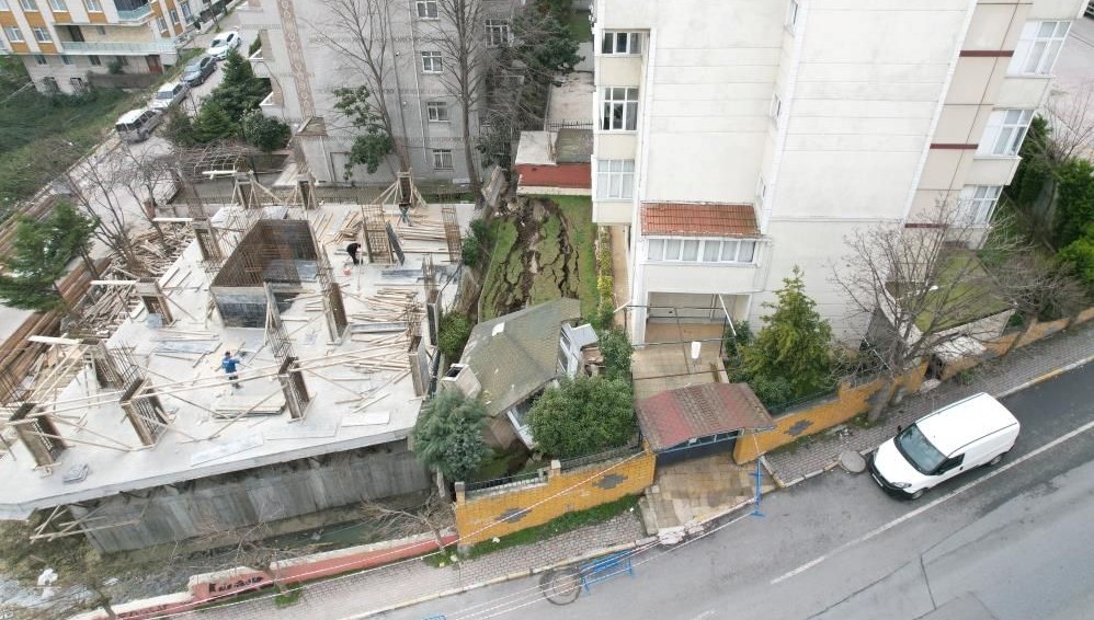 Beylikdüzü’nde istinat duvarı çöktü, bina tahliye edildi