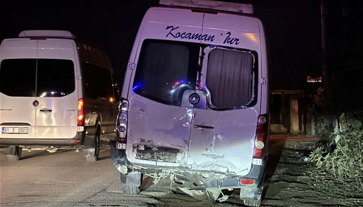 Düzce'de işçi servisi ve cip çarpıştı: 8 yaralı Düzce'de işçi servisi ve cip çarpıştı: 8 yaralı